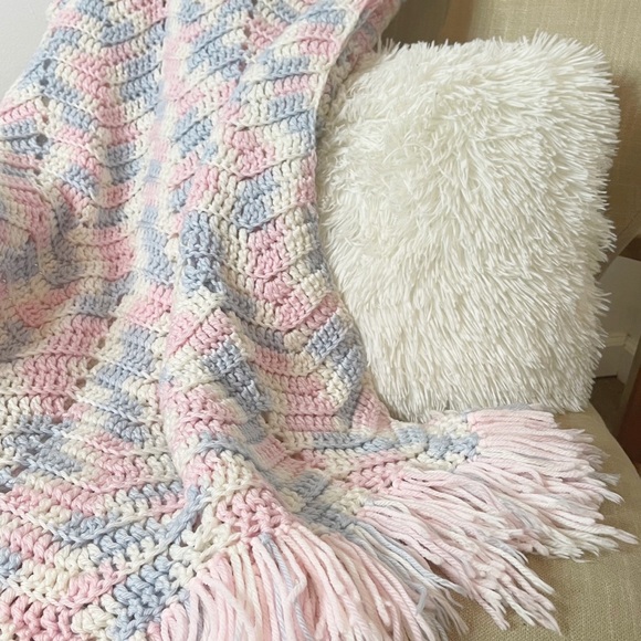 Vintage Handmade Afghan Crochet Knit Chevron Blanket with Fringe Size 40” x 49” - Picture 10 of 12